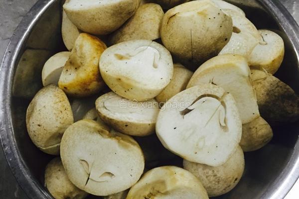 草菇炒牛肉的做法图解1