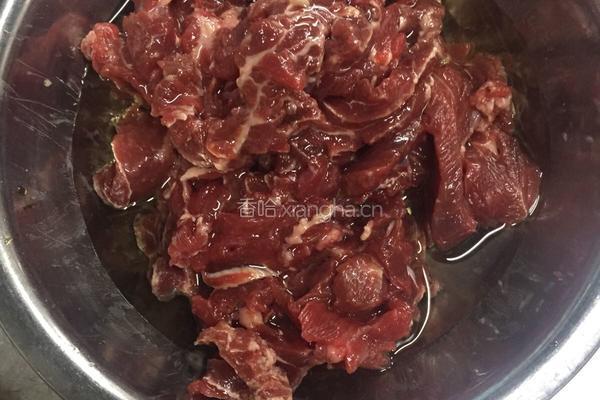 草菇炒牛肉的做法图解2