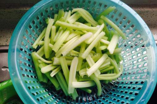 芹菜猪肉饺子！的做法图解1