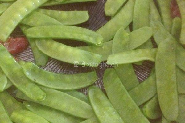 （异国风情）荷兰豆炒腊肠的做法图解4