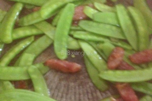 （异国风情）荷兰豆炒腊肠的做法图解5