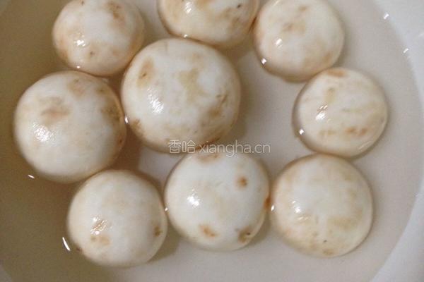 口蘑豆腐的做法图解1