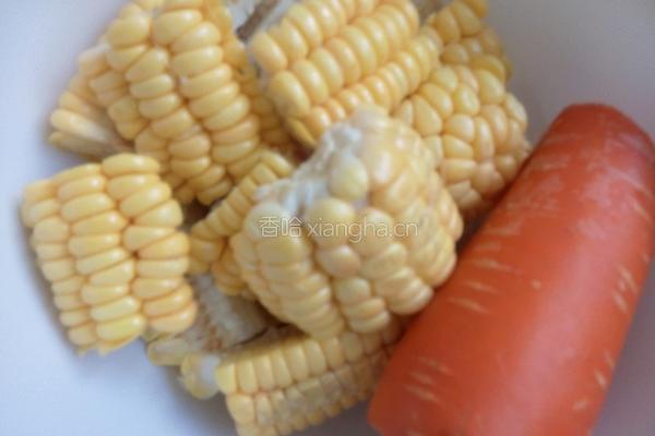 玉米胡萝卜排骨汤的做法图解2