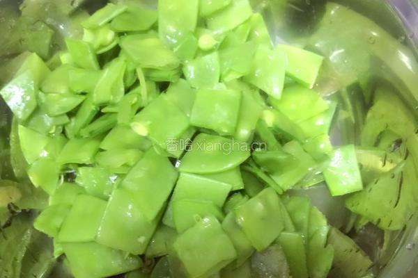 鹅黄嫩绿-荷兰豆炒玉米粒的做法图解1
