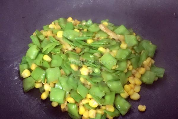 鹅黄嫩绿-荷兰豆炒玉米粒的做法图解5