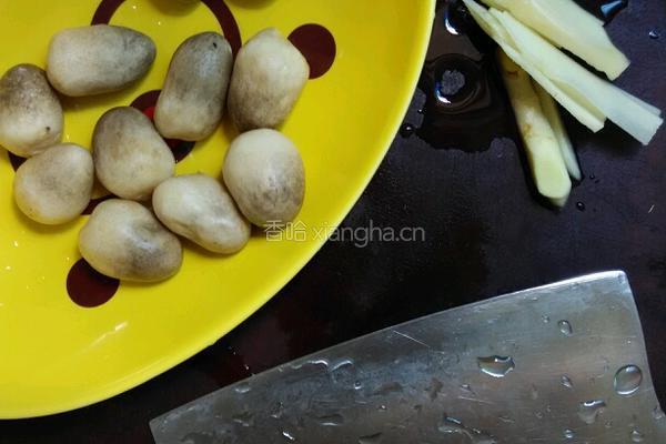 蘑菇炒鸡肉的做法图解2