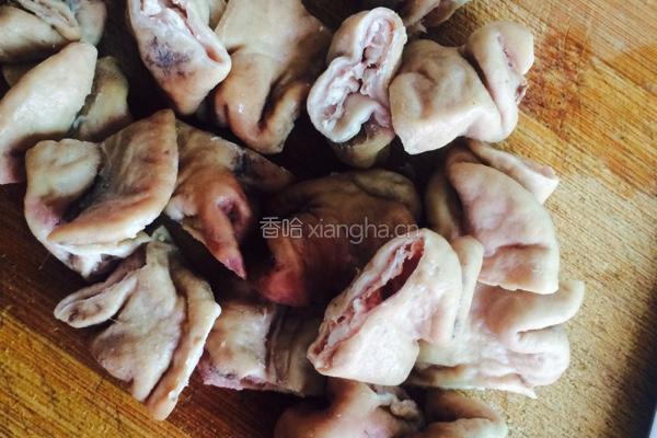 洋葱炒大肠的做法图解1
