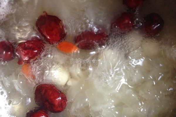 银耳莲子羹的做法图解4