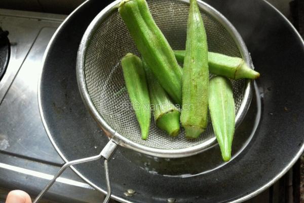 秋葵小炒肉的做法图解2