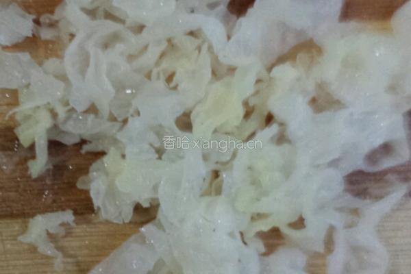 银耳雪梨红枣汤的做法图解2