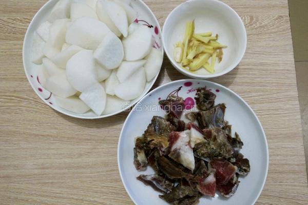 白萝卜炖腊排骨的做法图解1