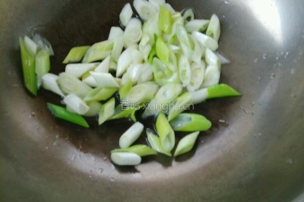 大葱炒豆腐加剩菜的做法图解2
