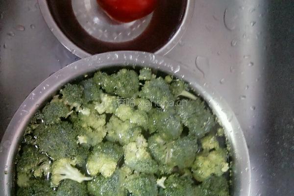 西兰花炒番茄的做法图解1