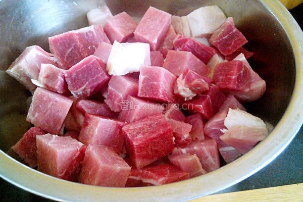 红烧肉炖土豆的做法图解1