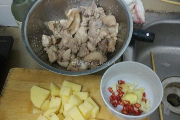 土豆烧鸭的做法图解1