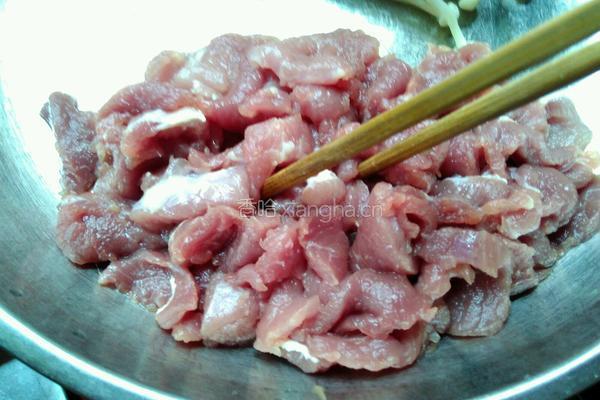 金针菇炒肉的做法图解1