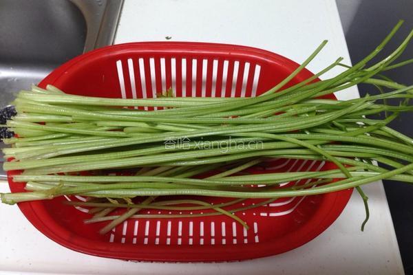 香芹炒鸡丝的做法图解2