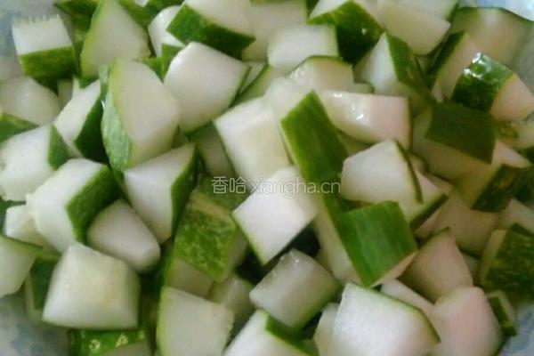 洋葱火腿炒黄瓜的做法图解2