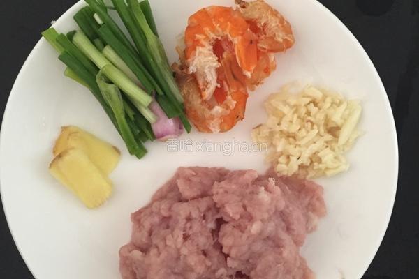 肉沫虾仁丝瓜汤的做法图解2