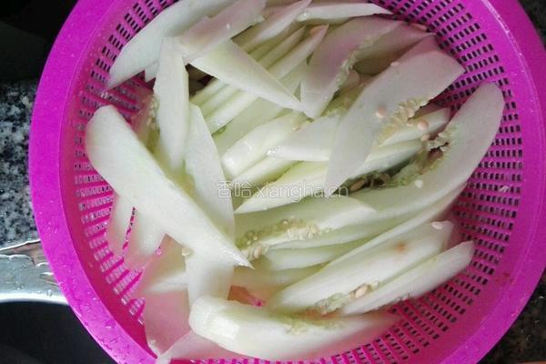 白瓜鲫鱼汤的做法图解2