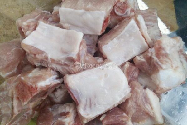 红烧排骨土豆干的做法图解1