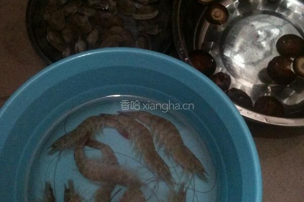 鲜虾花甲香菇粥的做法图解1