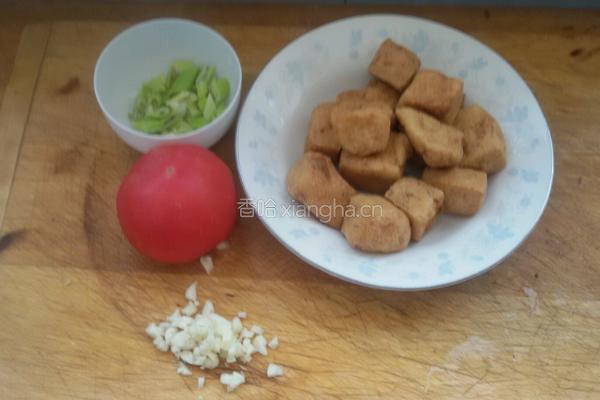 西红柿焖炸豆泡的做法图解1
