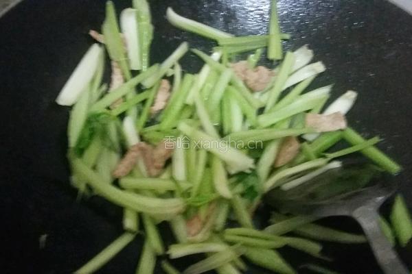 芹菜炒肉的做法图解4