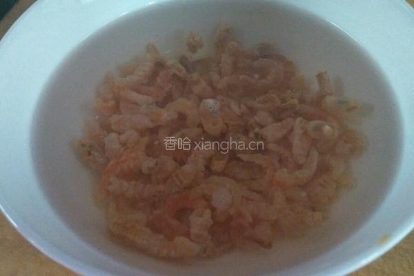 干虾仁炒木耳圆白菜的做法图解1