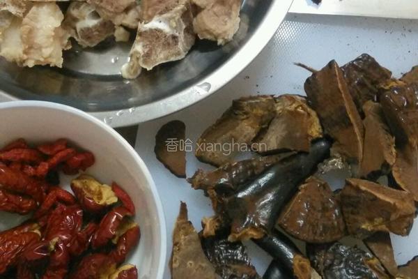 灵芝排骨汤的做法图解2