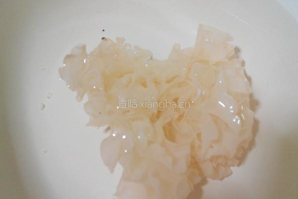 银耳蜜枣粥的做法图解1