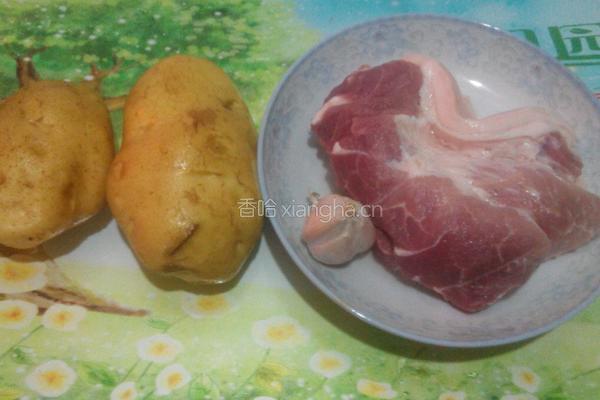 土豆煲肉的做法图解1