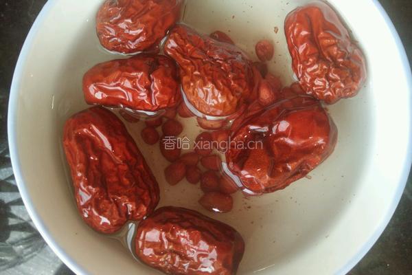 红枣花生八宝粥的做法图解2