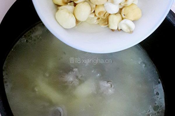 薯仔莲子猪排骨的做法图解5