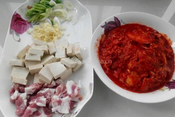 辣白菜豆腐汤的做法图解1