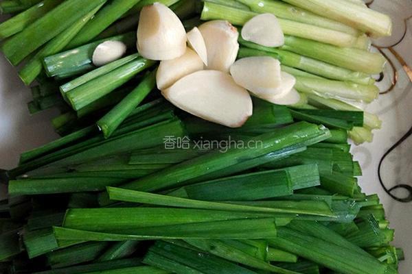 韭菜炒小河虾的做法图解2