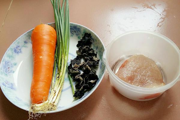 黑木耳胡萝卜肉片的做法图解1