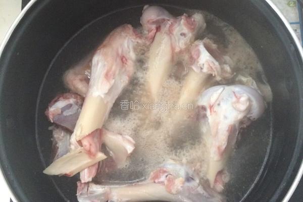 羊骨胡萝卜汤的做法图解2