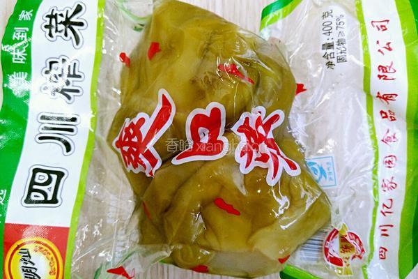 双椒榨菜丝的做法图解1