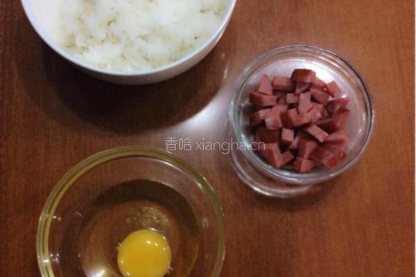 酱油炒饭的做法图解1