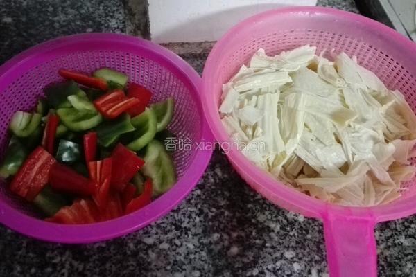 双椒煮腐竹的做法图解1