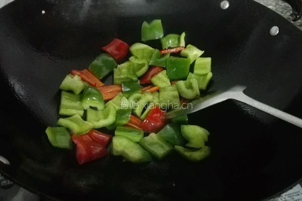 双椒煮腐竹的做法图解3
