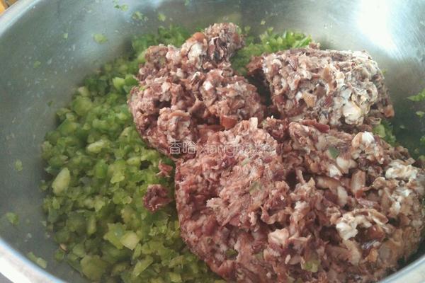 东北蘑菇大辣椒肉饺子的做法图解5