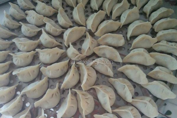 东北蘑菇大辣椒肉饺子的做法图解7