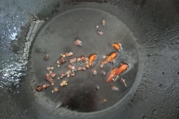 洋葱鸡腿香菇酱的做法图解3