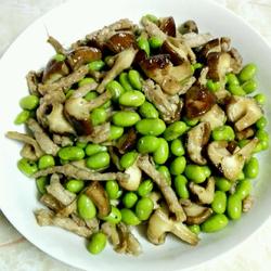 冬菇瘦肉炒毛豆的做法[图]