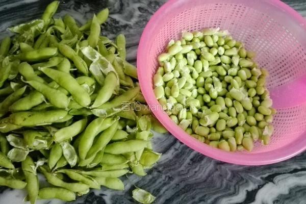 冬菇瘦肉炒毛豆的做法图解1