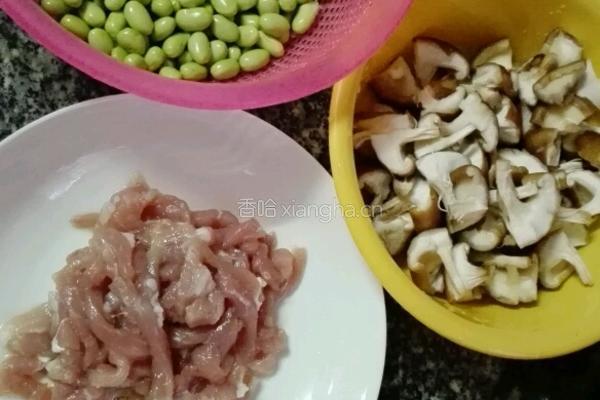 冬菇瘦肉炒毛豆的做法图解2