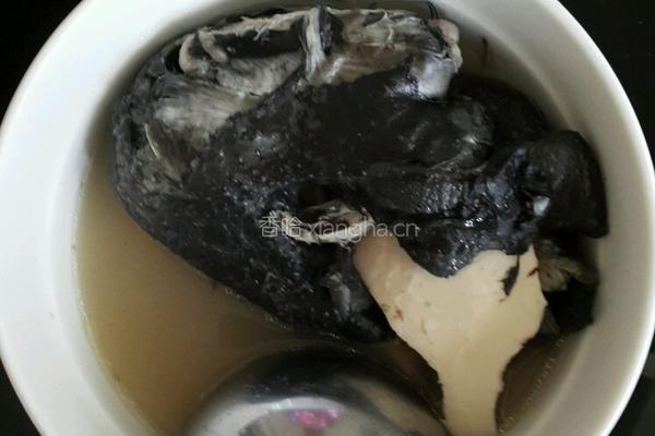 椰子煲乌鷄。