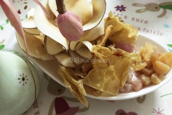 花胶海底椰瑶柱排毒汤的做法图解1